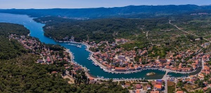 Vrbovska, 210617. Panorama mjesta Vrbovska na otoku Hvaru snimljena iz bespilotne letjelice. Foto: Zvonimir Barisin / CROPIX